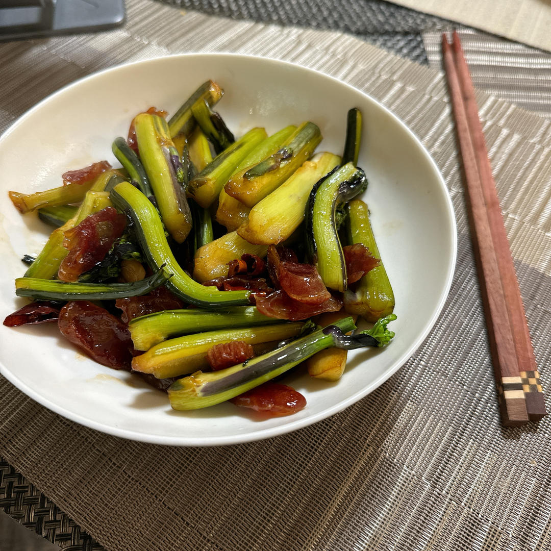 腊肉炒红菜苔
