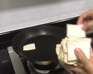 薄盐煎杏鲍菇片的做法 步骤2