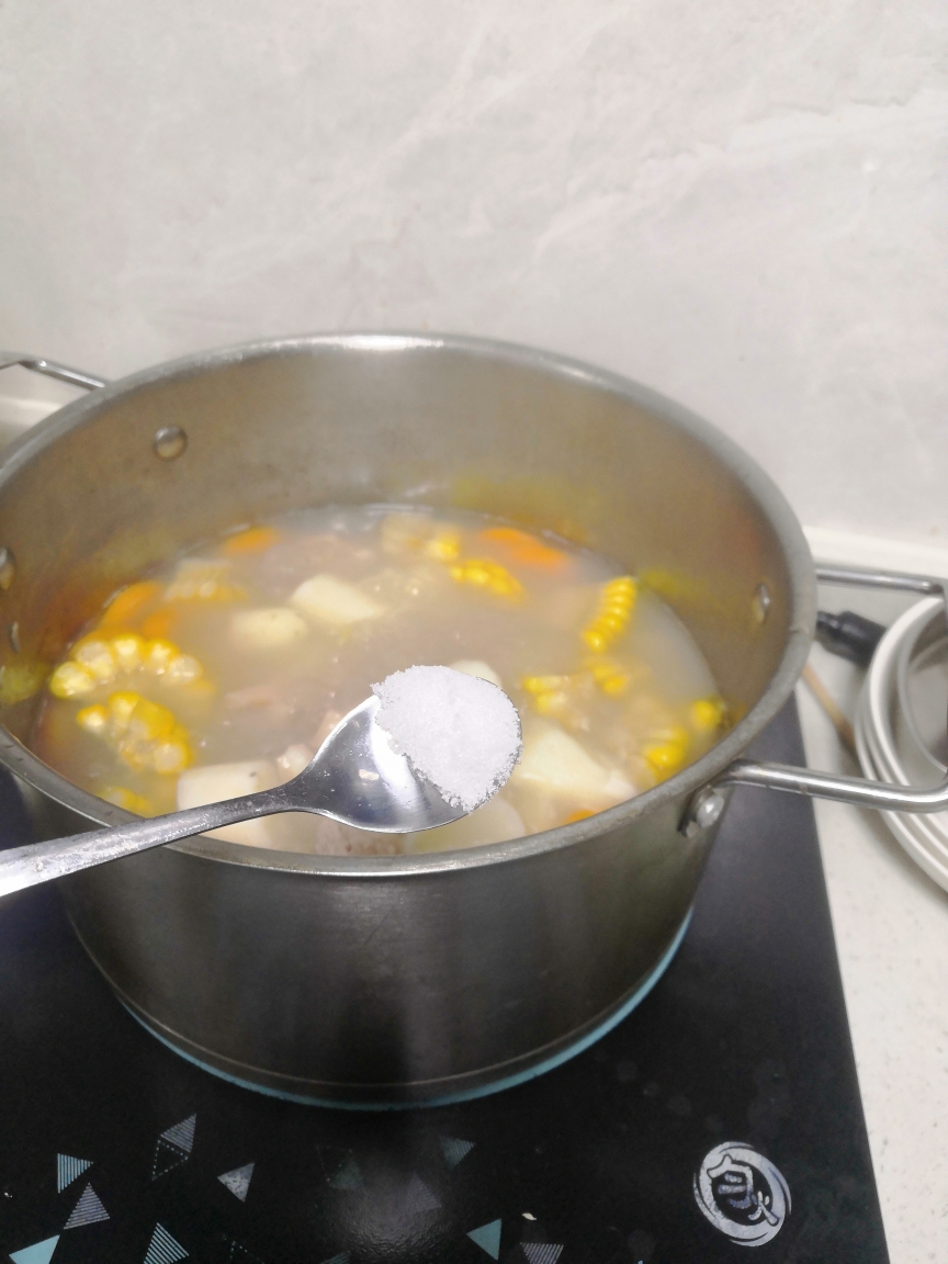 胡萝卜玉米莲藕汤的做法 步骤4