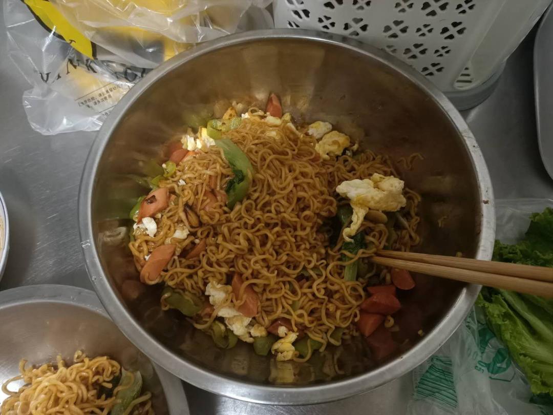 秒杀路边摊的炒方便面