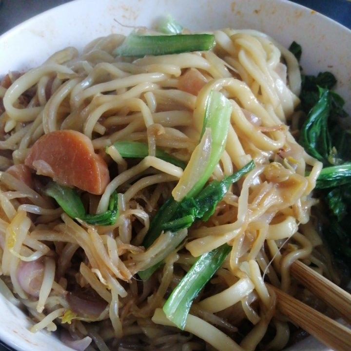 快手早餐让人忍不住再来一盘的肉丝豆芽火腿炒面