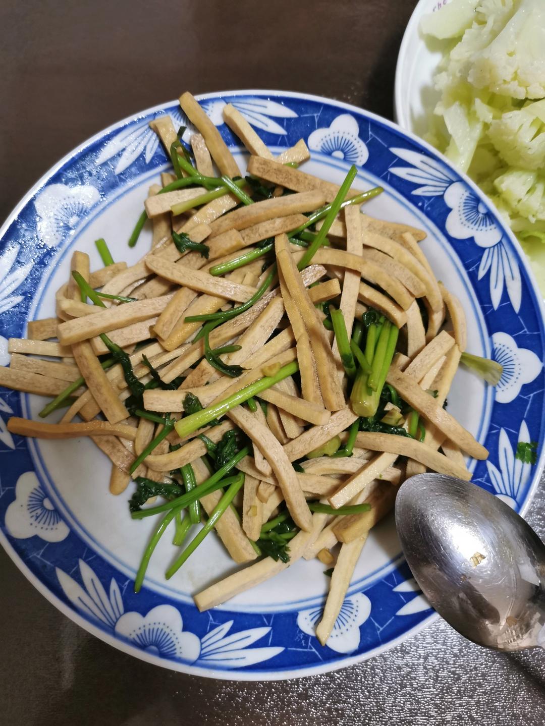 豆腐干拌香菜