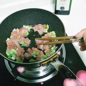 彩虹牛肉炒饭的做法 步骤3