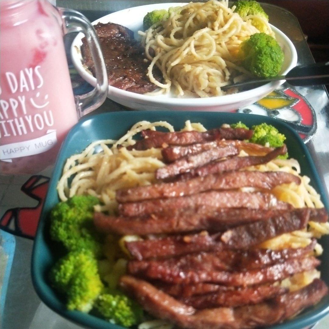 【黑椒牛排×番茄肉酱意面】