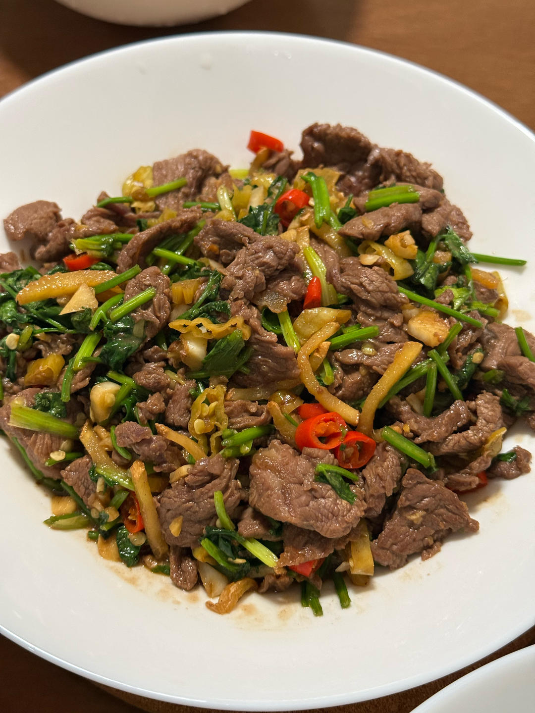 香菜炒牛肉，香辣下饭，爱吃香菜的朋友看过来，拌饭绝了