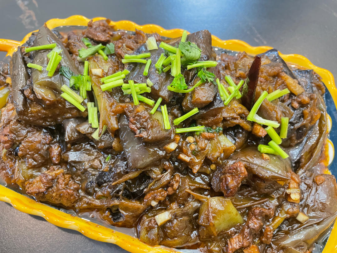 超级下饭菜。茄子尖椒肉的做法