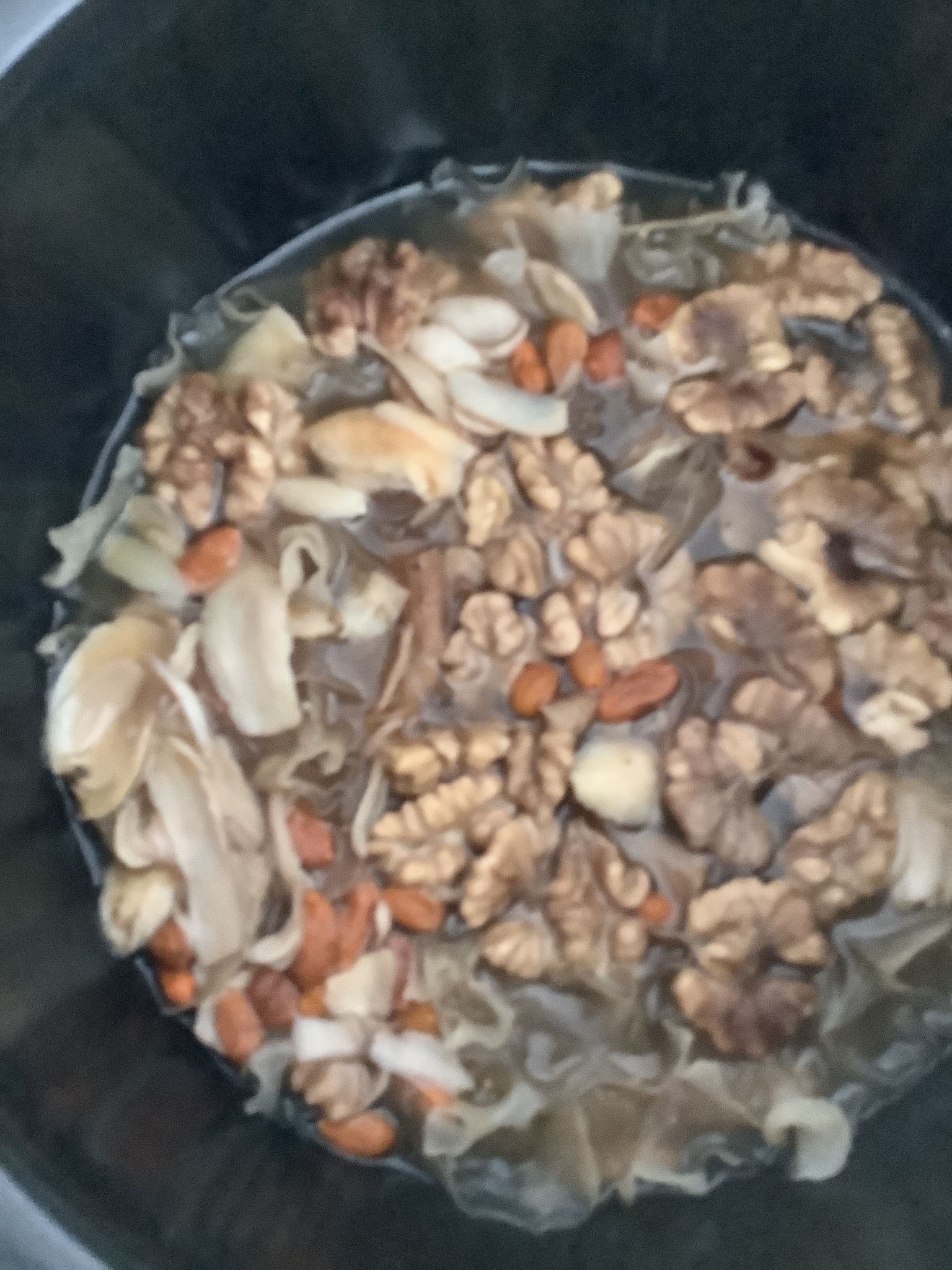 银耳西鹿枸杞核桃百合汤的做法