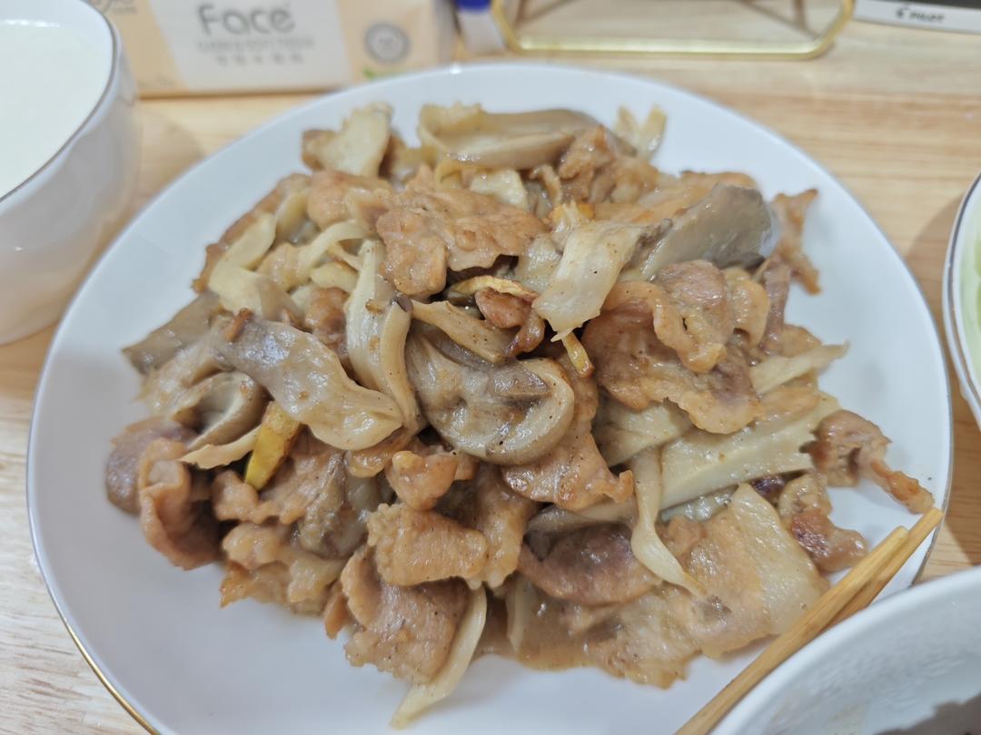 平菇炒肉的做法