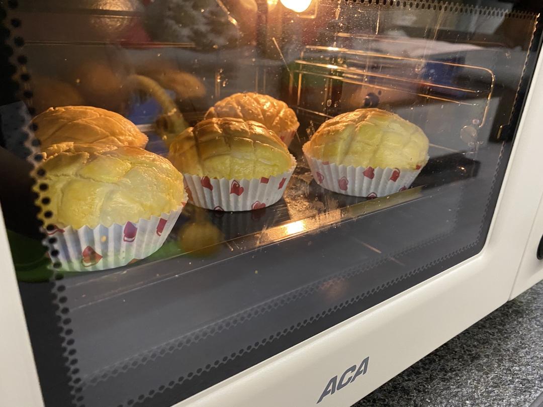 好吃到炸裂的港式菠萝包（附带制作酥皮的小视频）