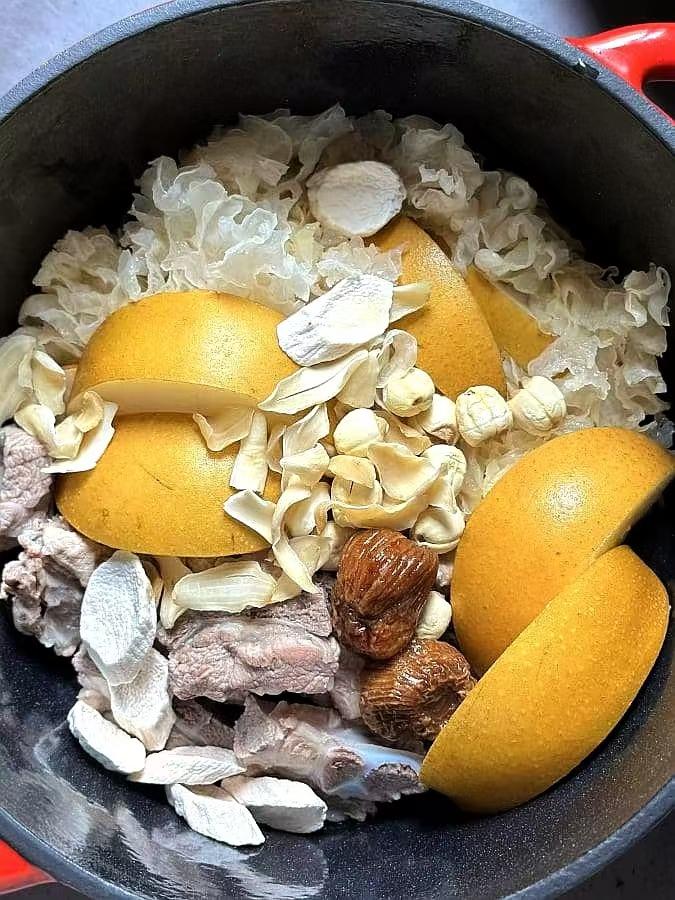 喝这碗汤，清肺热，补津液，解口渴～隔三差五炖起来，全家喝！的做法 步骤2