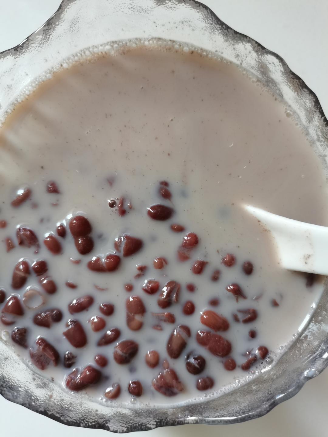 养颜补血的红豆牛奶羹
