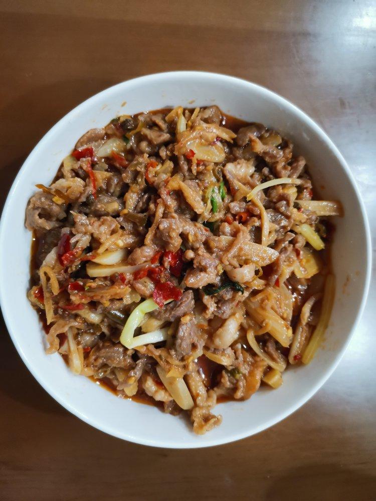 泡椒牛肉丝（不放郫县豆瓣和泡椒就是炒牛肉丝也很好吃哦）
