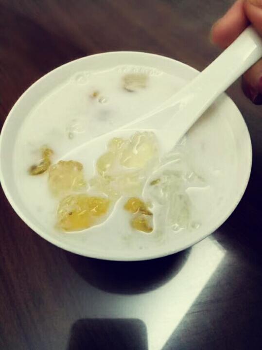 吃货ing做的桃胶牛奶西米露