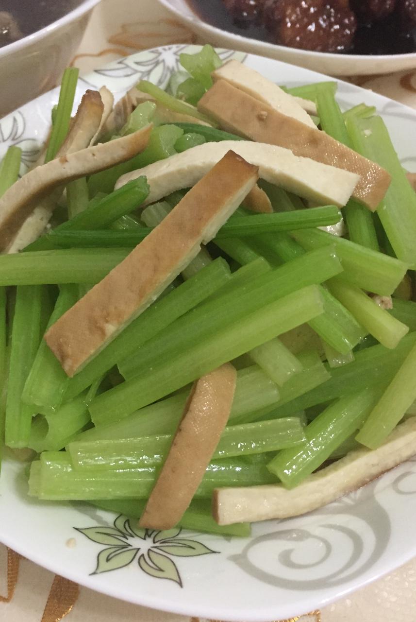 素菜：芹菜炒豆腐干