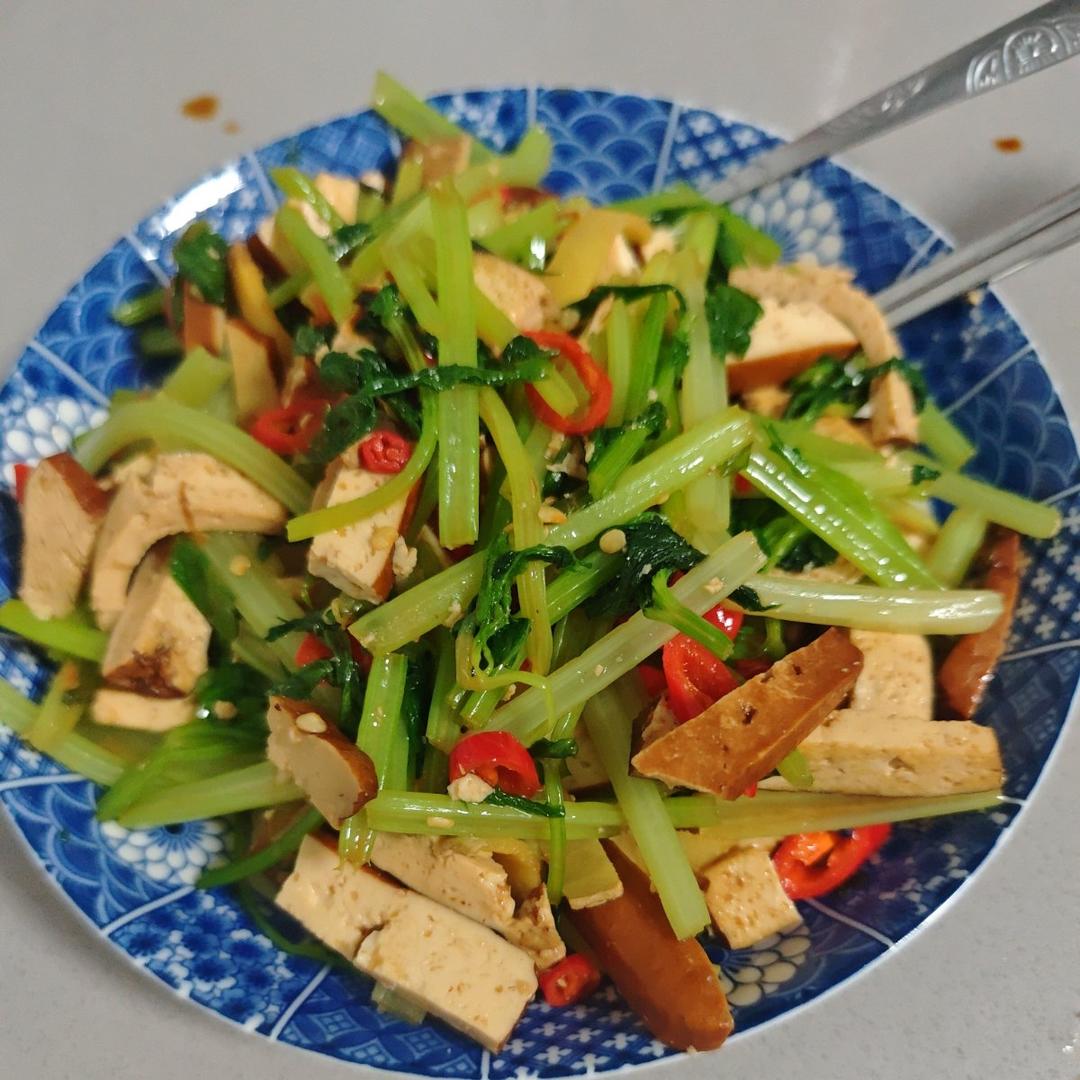 午餐晚餐简单快手下饭菜芹菜炒香干