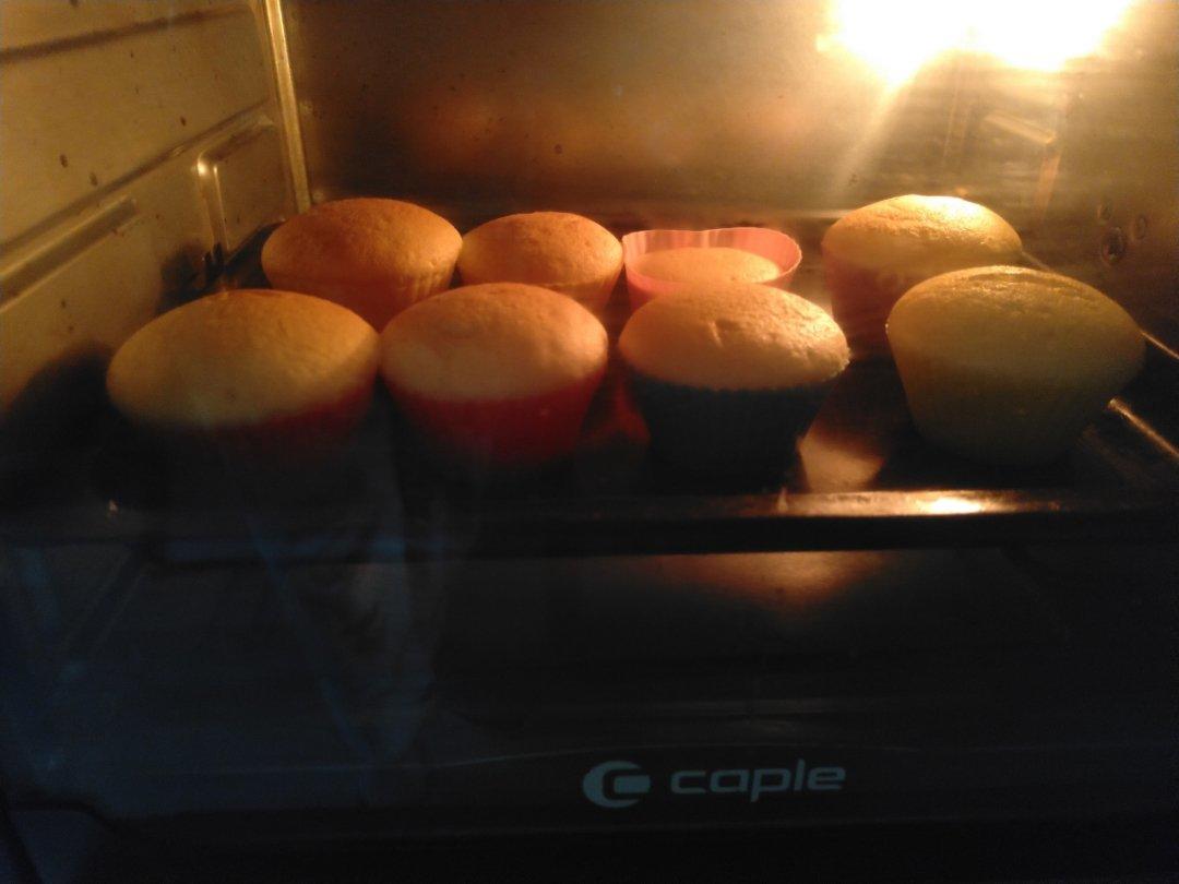 戚风杯子蛋糕^_^不开裂不回缩喔～