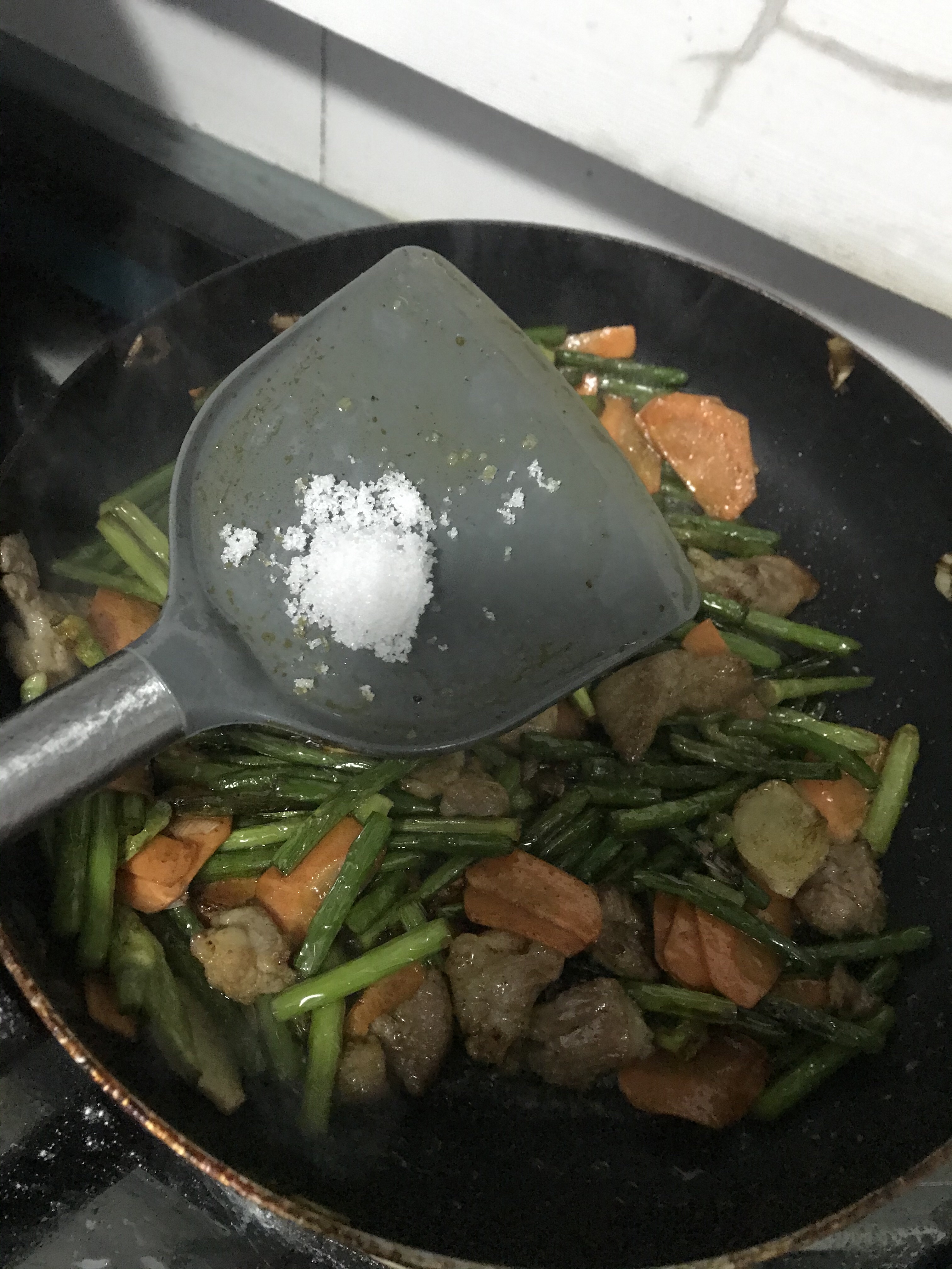 蒜苔炒肉的做法 步骤4