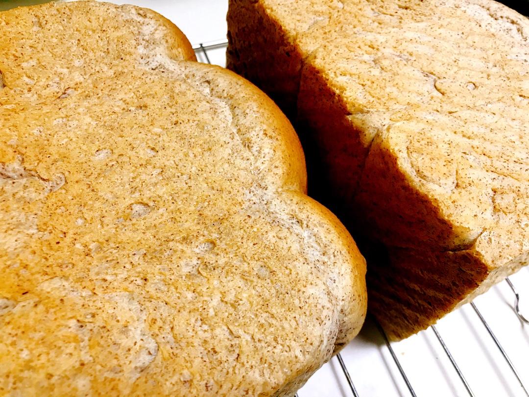 黑全麦波兰种吐司，这么柔软简直怀疑你是个假全麦！