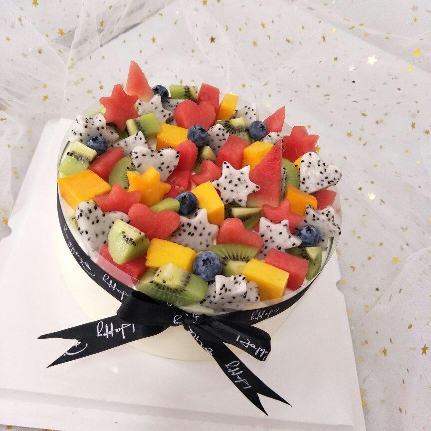水果奶油装饰蛋糕