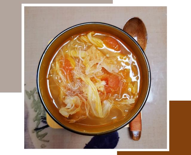 西红柿白菜银耳竹荪粉丝汤的做法