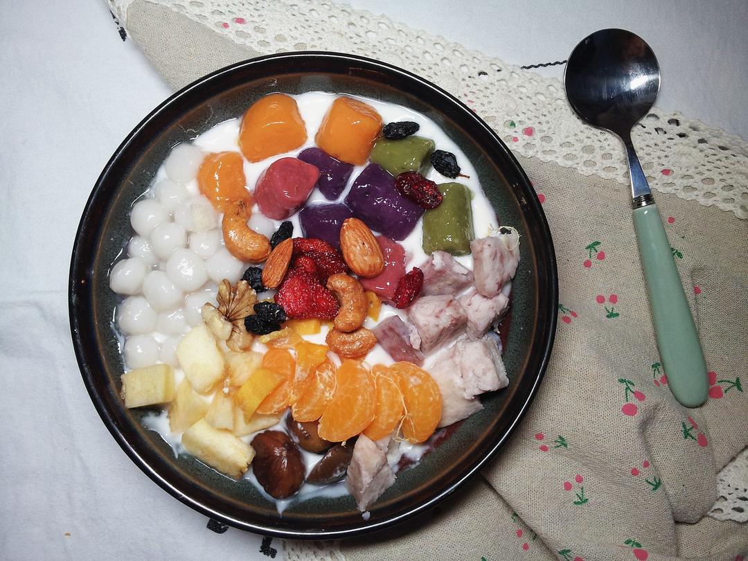 昨晚的酸奶综合芋圆 看这满满的加料 简直不要太良心!