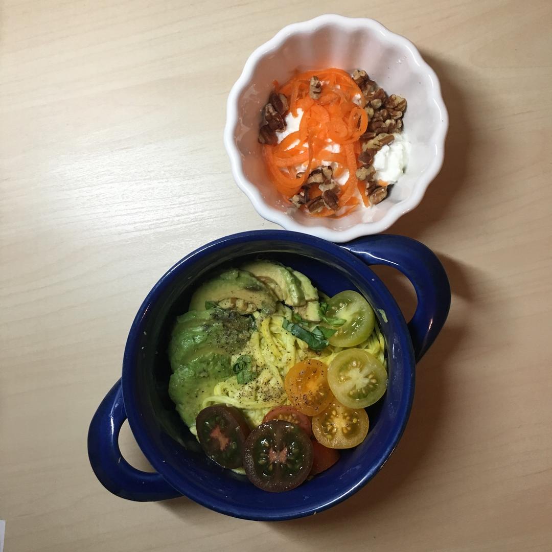 【健康三餐】菠菜牛油果青酱西葫芦面条
