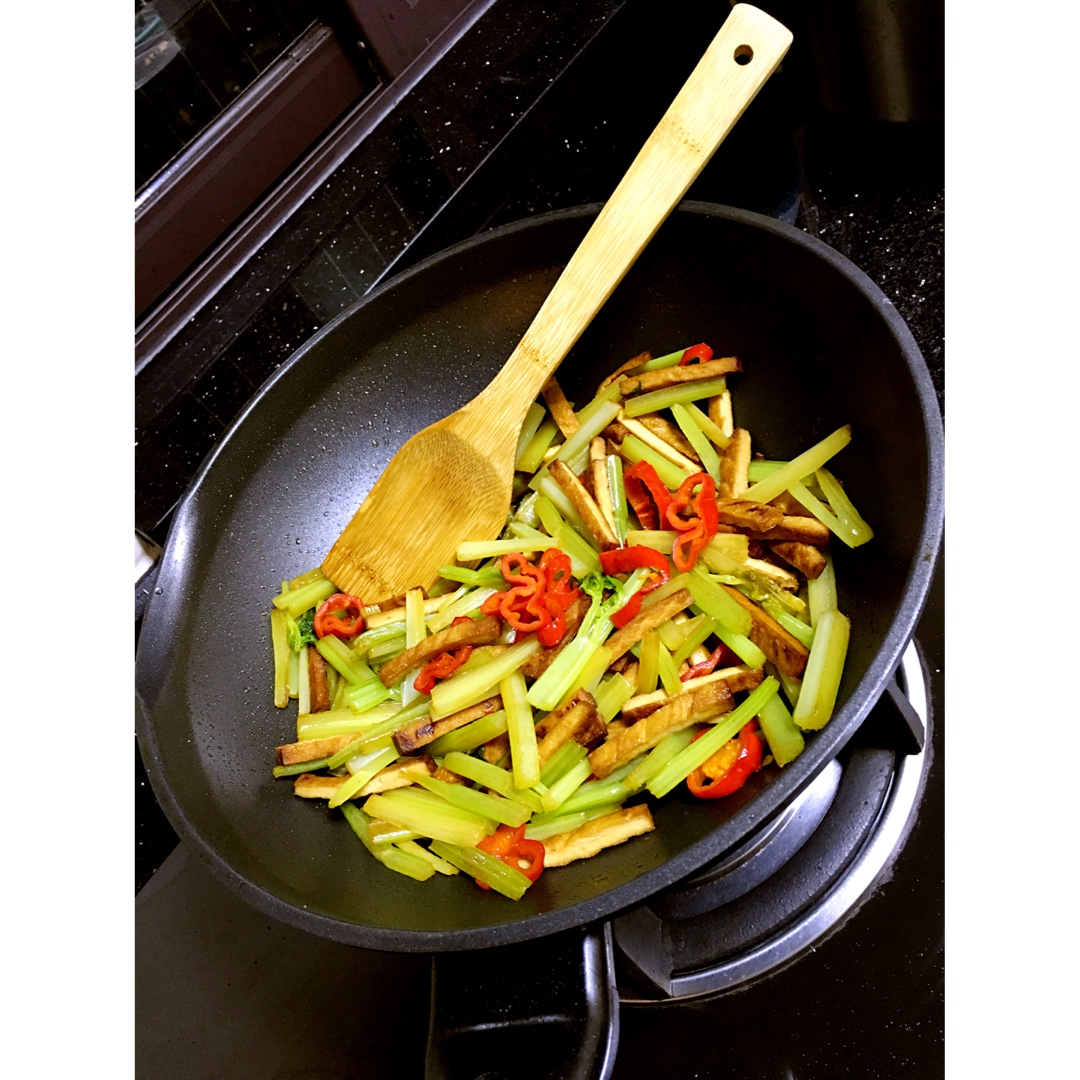 素菜：芹菜炒豆腐干