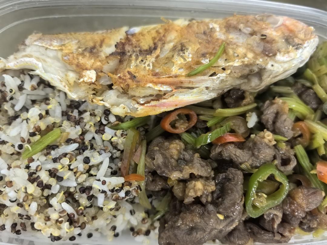 好吃到邻居敲门蹭饭的芹菜炒牛肉！