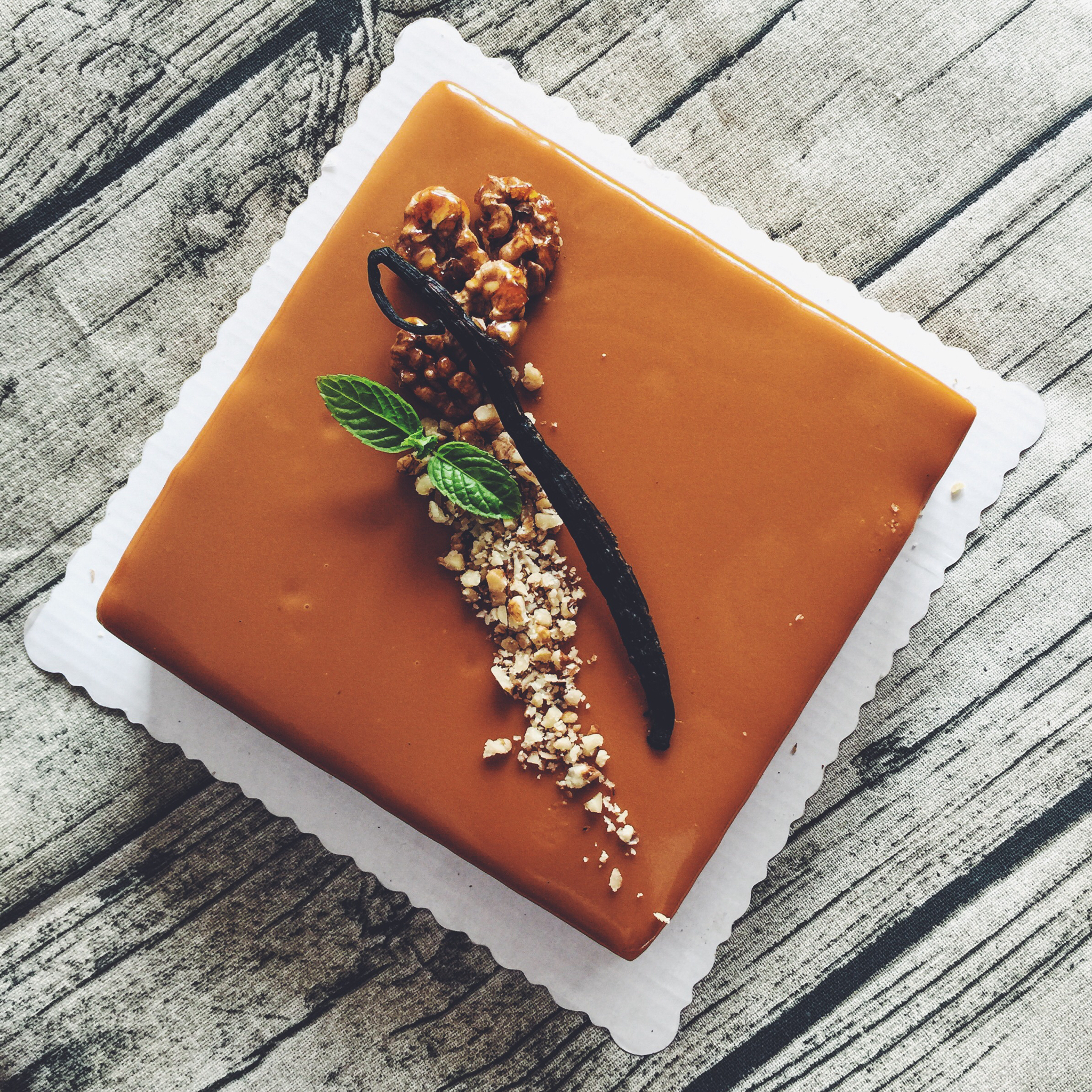 南瓜巧克力慕斯配焦糖淋面