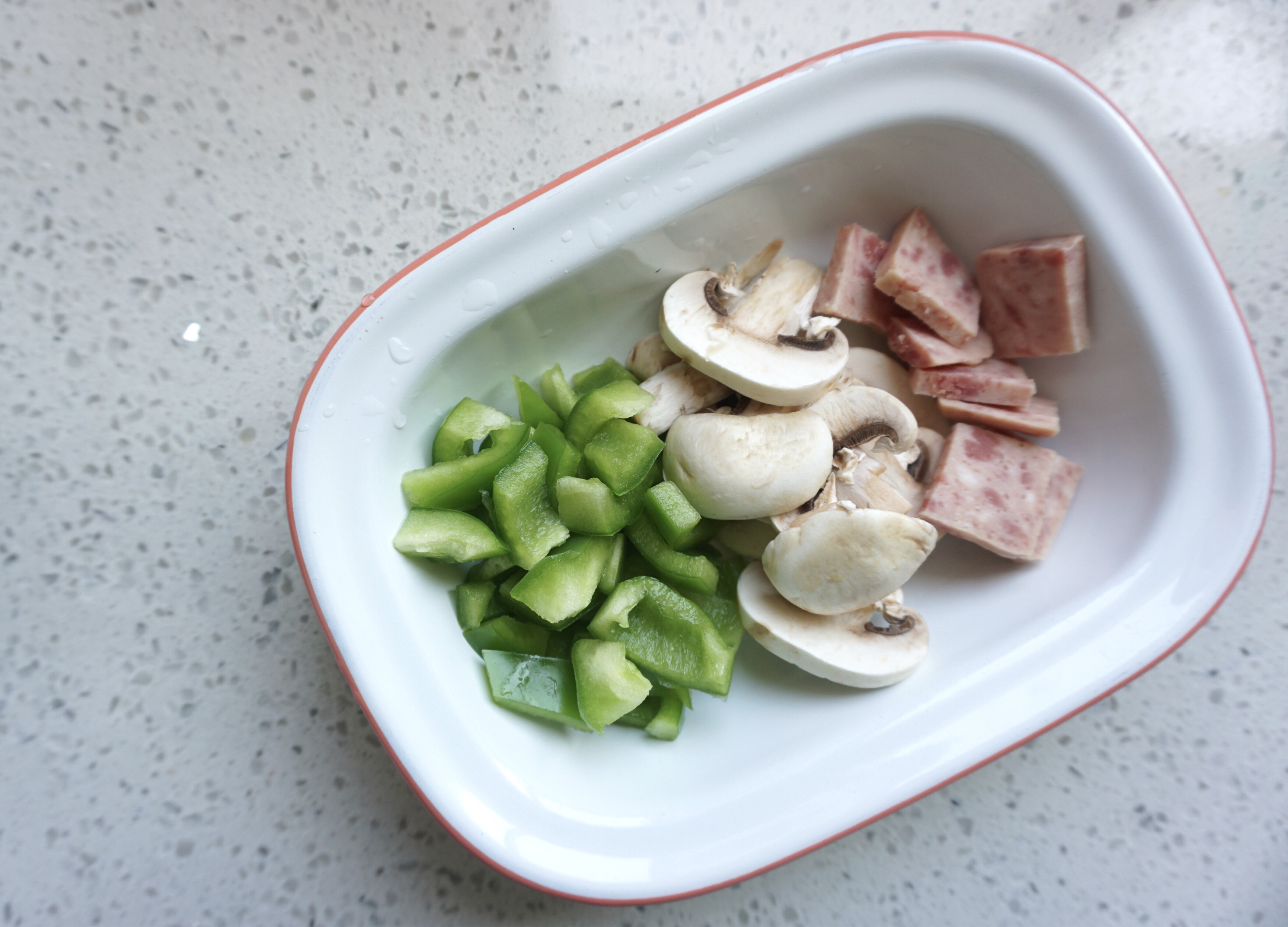 青椒蘑菇午餐肉打卤面/盖浇面/拌面的做法 步骤1