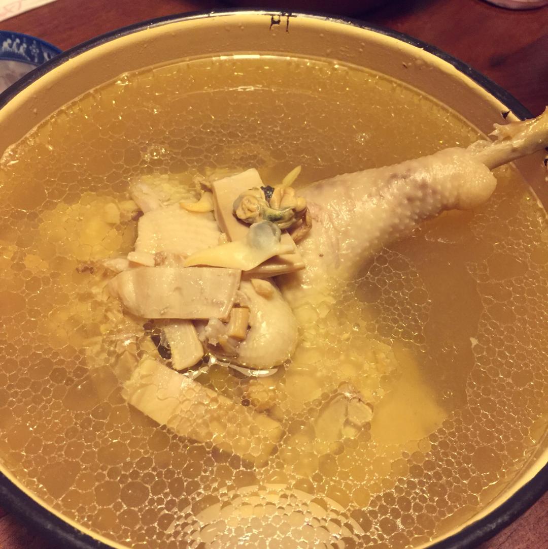 作品 大可72做的晚餐2017年2月19日墨鱼炖鸡,外加淡菜,干贝,味道不摆