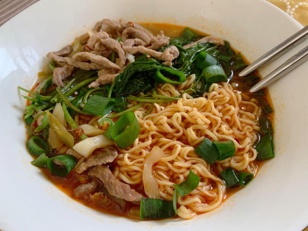 夏天来了，没胃口就来份香辣开胃榨菜肉丝粉