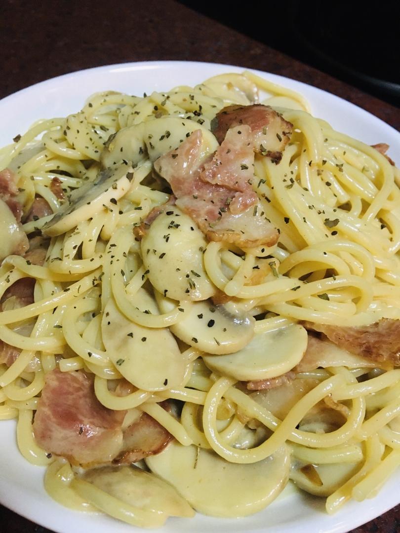 白蘑菇奶油培根意面