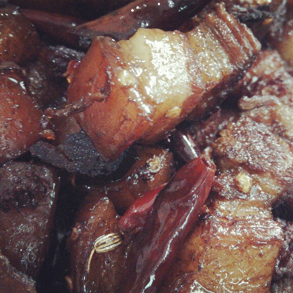 吃着碗里望着锅里的红烧肉