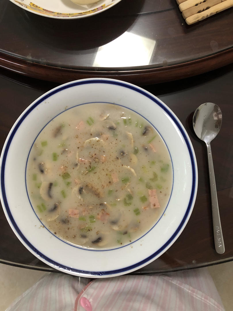 奶油蘑菇浓汤（在家也能喝的美味浓汤）