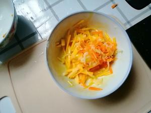宝宝辅食:补钙蔬菜蛋黄奶酪饼8M+的做法 步骤4