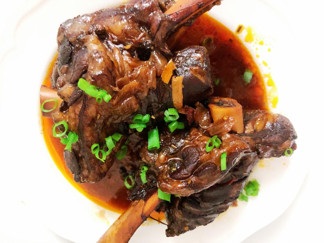 红酒烩小羊腿（宝藏味道）的做法