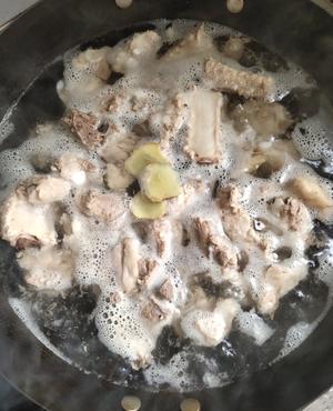 排骨菌菇汤简单版的做法 步骤2