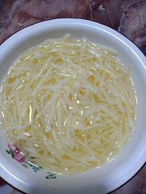 大东北酸菜土豆汤的做法 步骤2