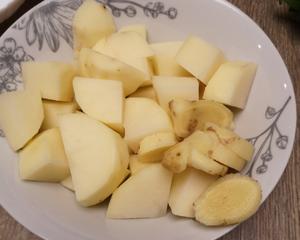 鲜美的土豆炖排骨汤的做法 步骤3