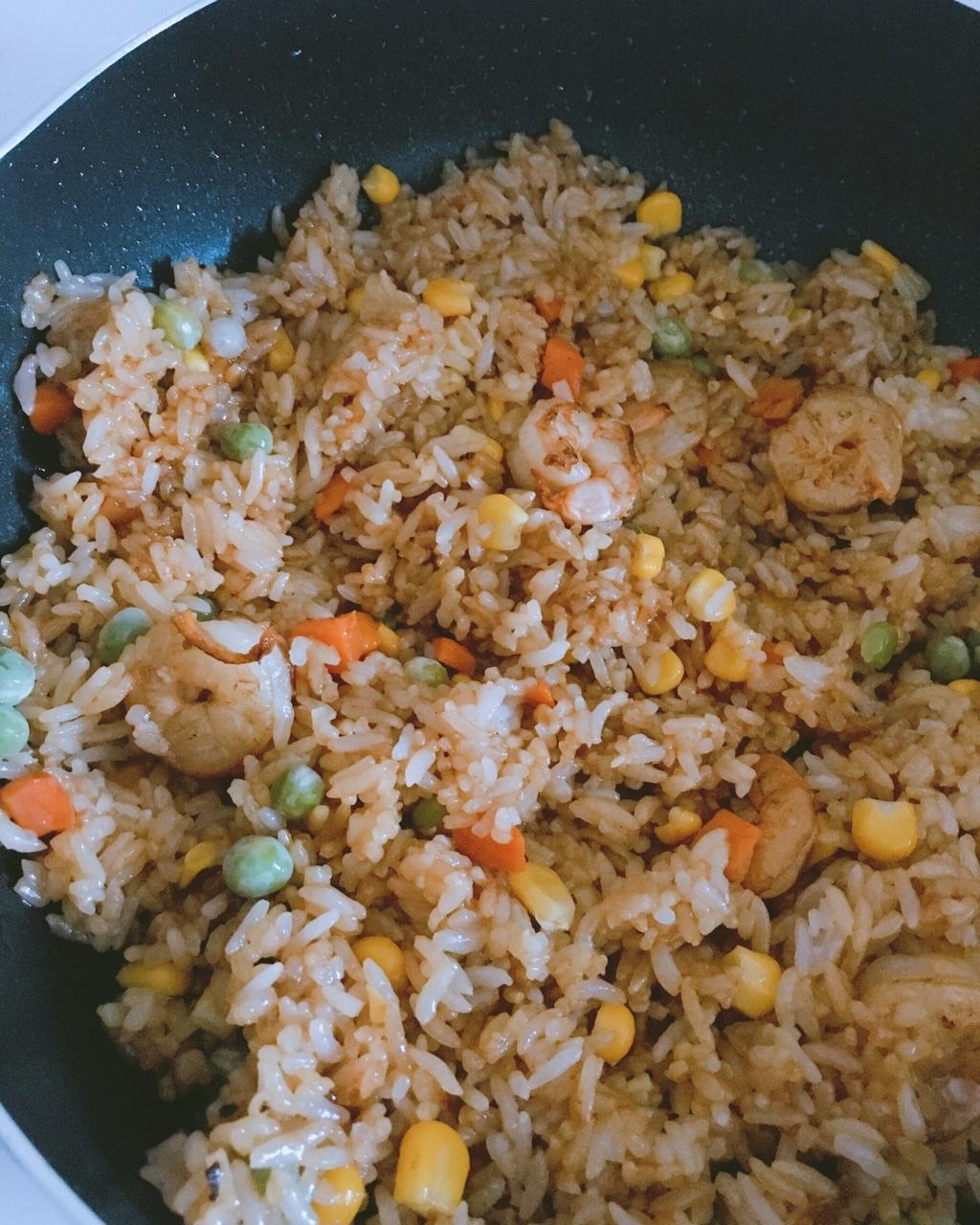 【鲜虾酱油炒饭】