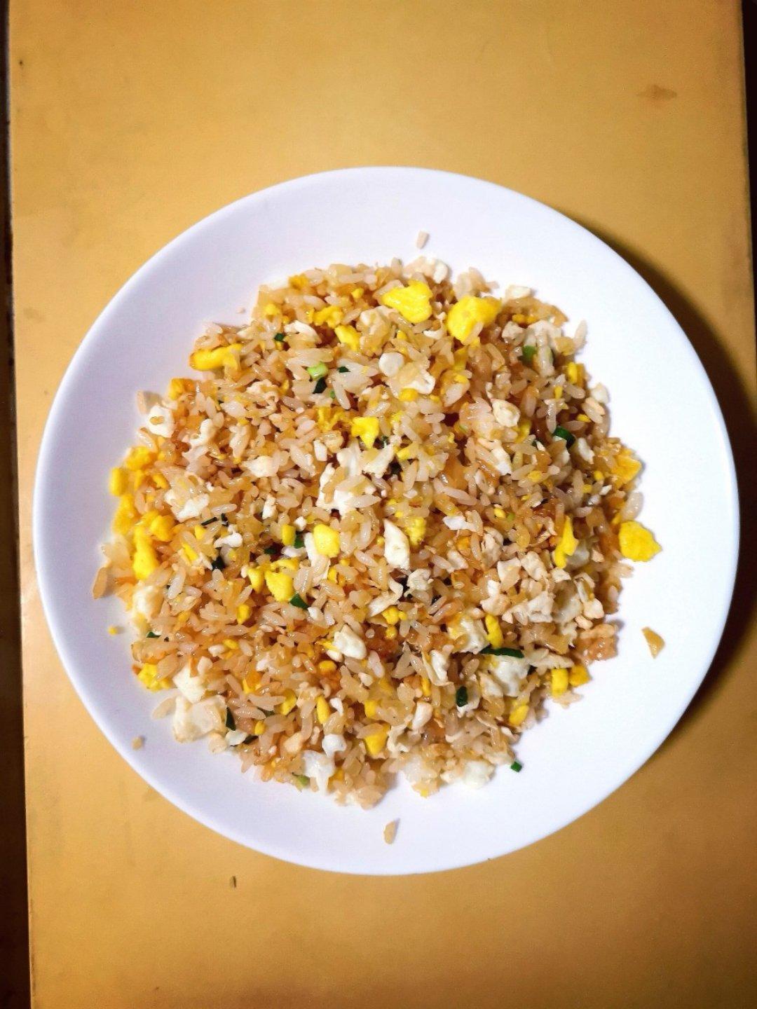 厨师长教你：“酱油炒饭”的家常做法，里面满满的小技巧，很受用