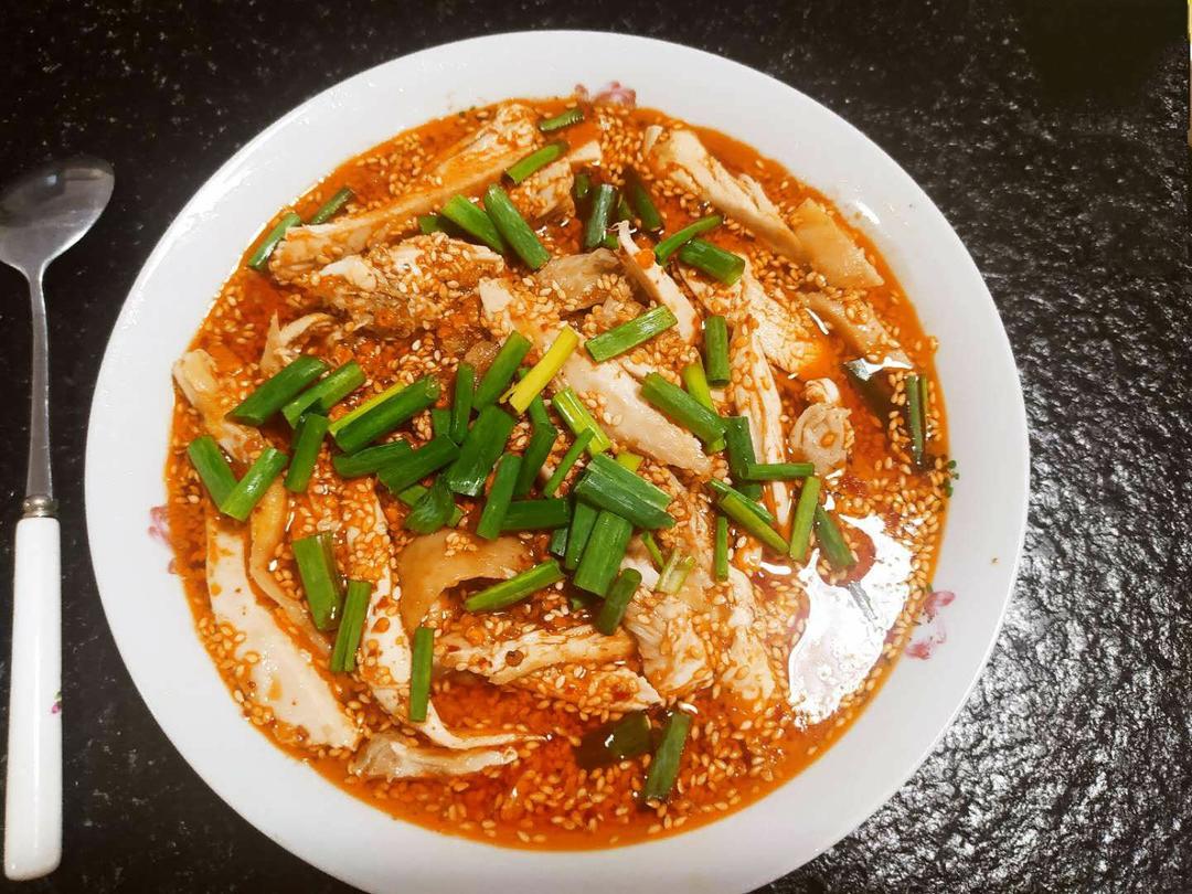 熬一碗无油烟红油，来一盘川香凉拌鸡丝