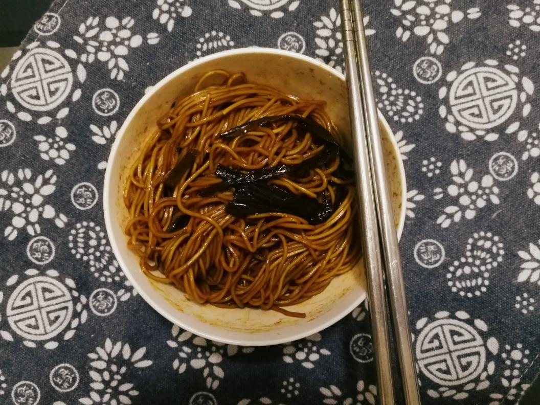 一人食：葱油捞虾子面的做法