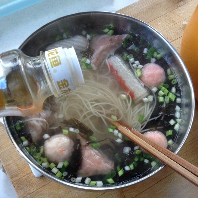 鱼丸紫菜汤面的做法