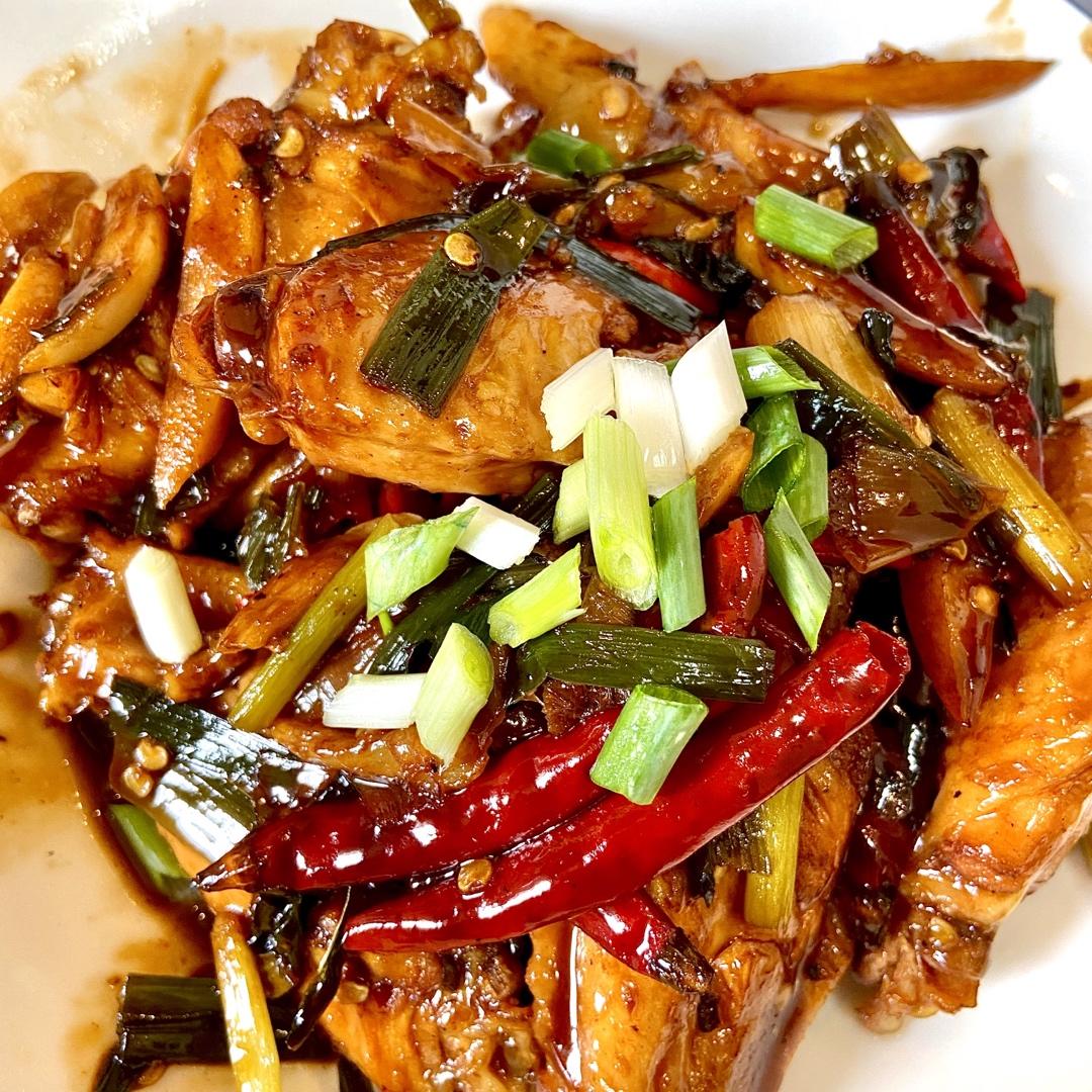 吸饱了酱汁的红烧鸡翅