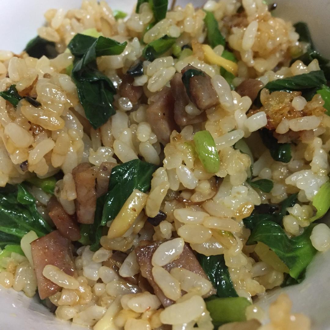 腊肠香菇青菜炒饭