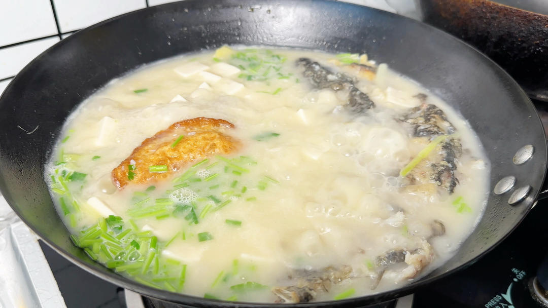 一定要多给家人做这个鲫鱼豆腐汤，奶白醇厚，不腥不油腻