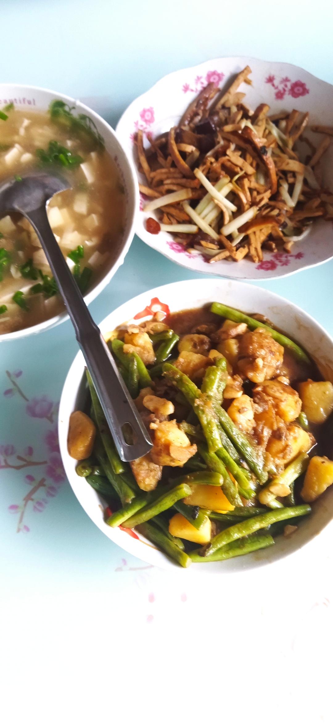 东北特色菜，土豆炖豆角，好吃的秘诀在这里！