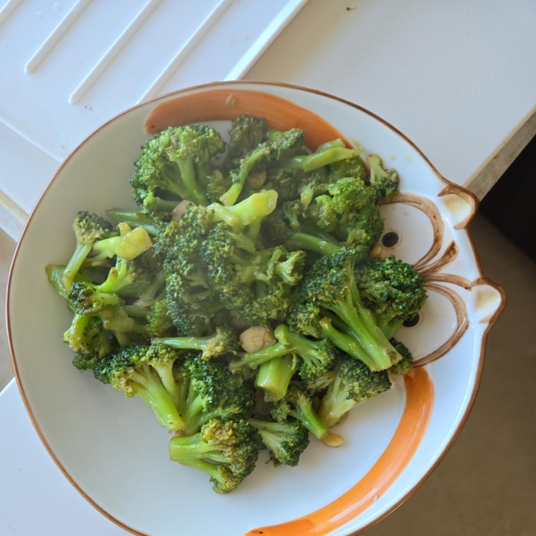 清炒西蓝花，口味清淡，营养价值高